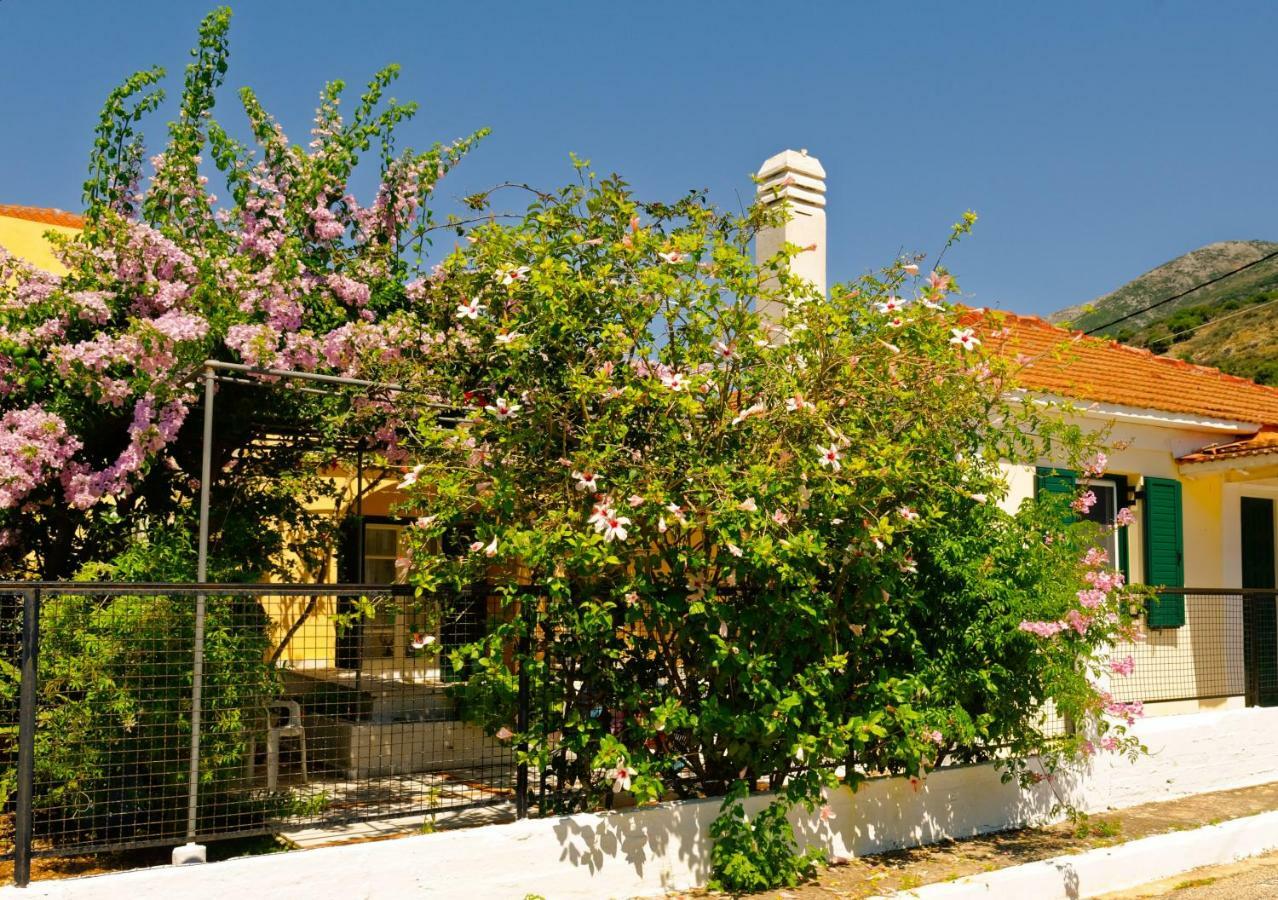 House With Garden Near The Sea Apartment Agia Efimia Luaran gambar
